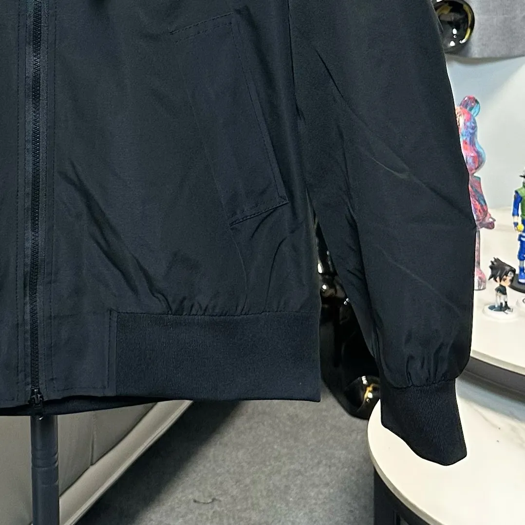P320 Ralh Lauren men's old money style veteran stand collar workwear Harrington jacket. Ralh Lauren has gone crazy this year. The upper body of major Internet celebrities. The fabric has a double-layer shin feel and is full of weight! It's not as heavy as a regular jacket, and the ordinary cotton material feels really different. This one is super comfortable, soft and stylish, and has a green plaid interior that has a retro movie fashion feel! The fit is loose but not baggy. The size is just right and not too picky. The dropped shoulder design modifies the shoulder shape without making it look bulky. This silhouette is a style that will never go out of style after being worn for a long time. The upper body is also very durable and recognizable. The loose and reasonable fit can be worn by both men and women, making it easy to create a clean and refreshing youthful look. The embroidery on the chest is all German Oman embroidery fiber with original data. The embroidery process is very particular. It uses Japanese Tajima machines to ensure the embroidery is exquisite and three-dimensional. That is what I said is different from the ones on the market. Regarding the workmanship, the version is a loose version and can be used by boys and girls!! Color: black, navy, size: S-XL